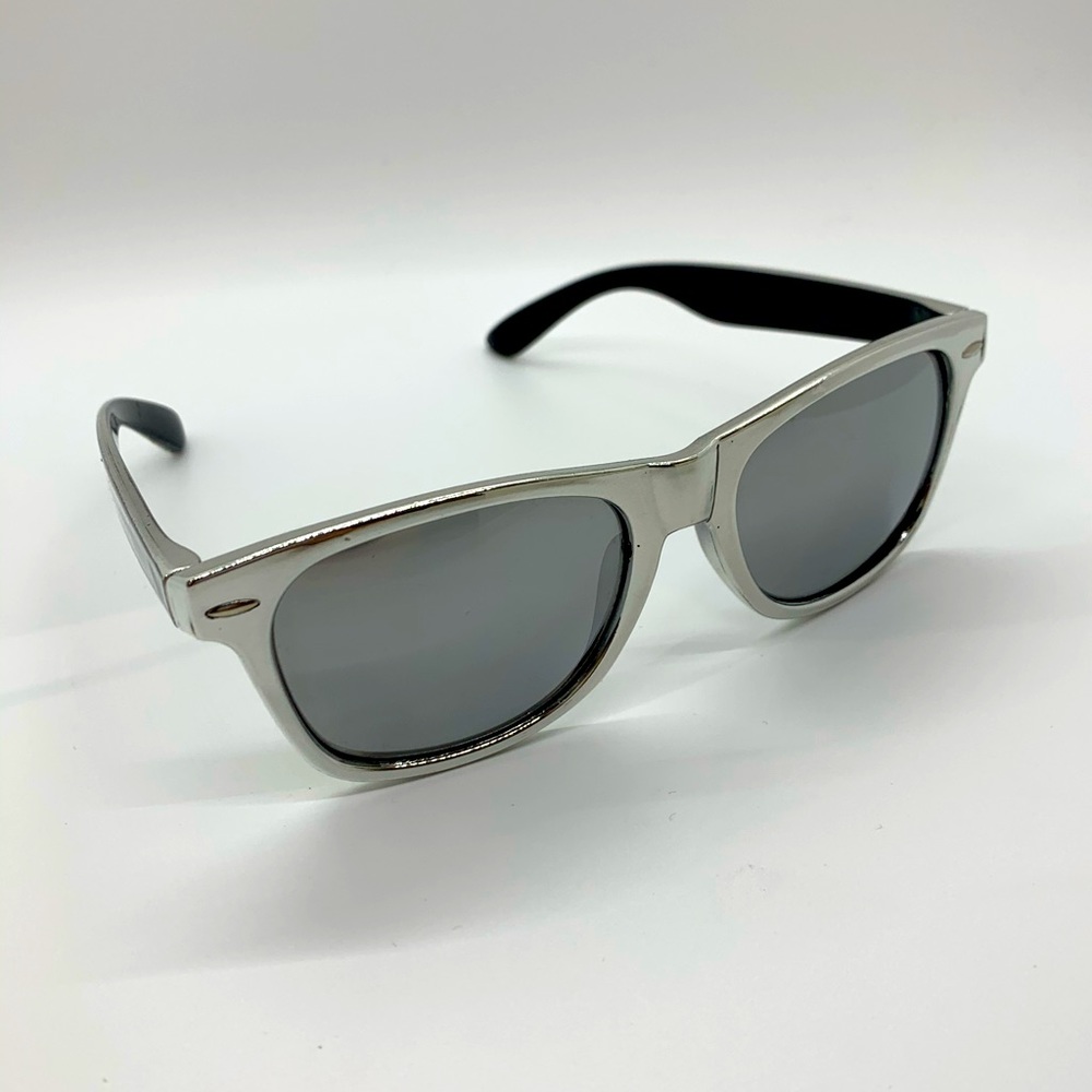 Metallic frame sunglasses
